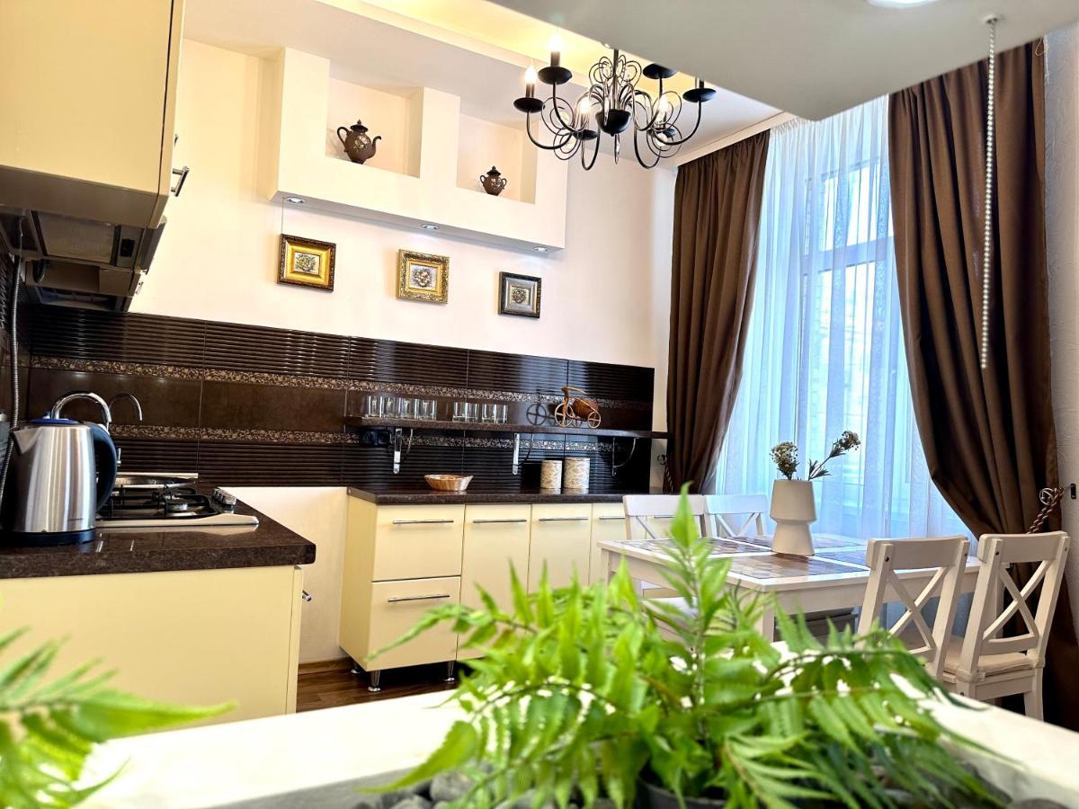 Lux Apartments In The City Center With A Coffee Machine, View Of A Theater, Near Zlata Plaza Rivne Ngoại thất bức ảnh