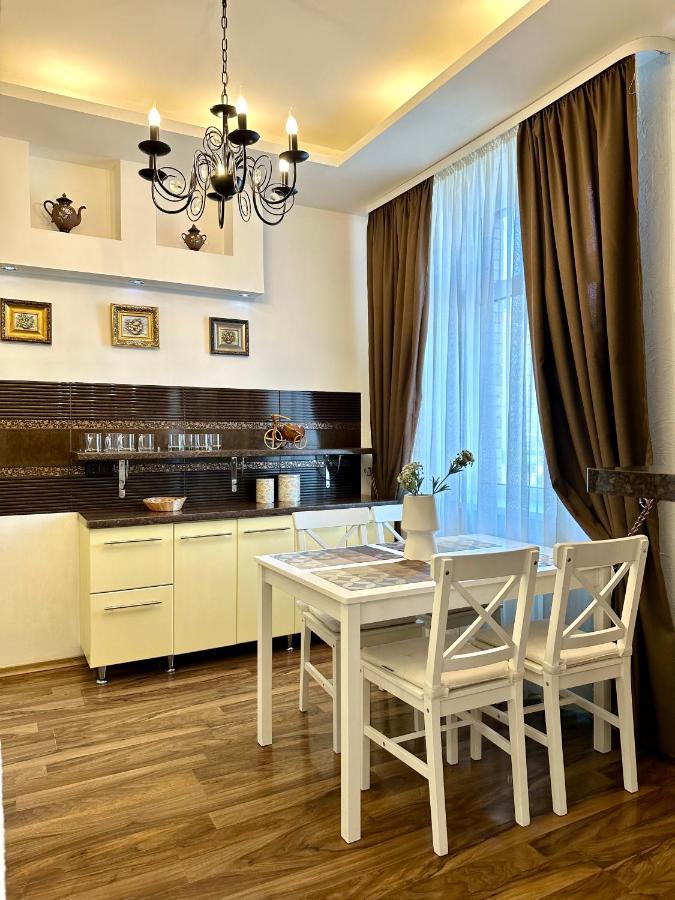 Lux Apartments In The City Center With A Coffee Machine, View Of A Theater, Near Zlata Plaza Rivne Ngoại thất bức ảnh